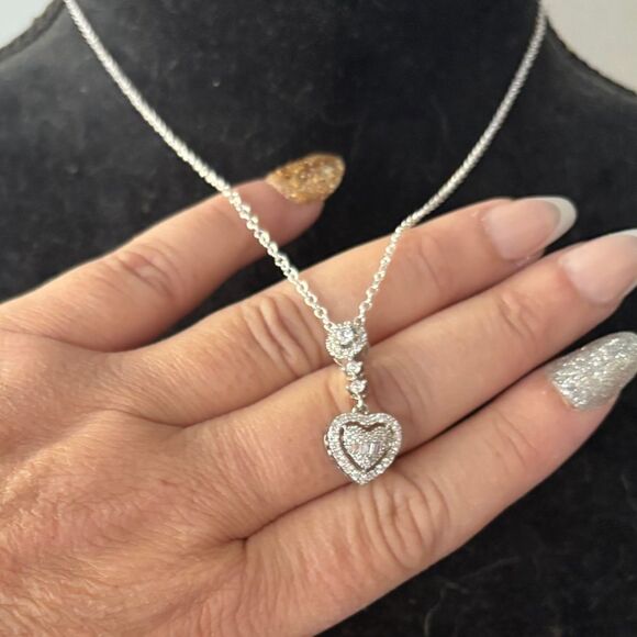The loving heart pendant necklace in 925 silver and lab created diamonds. - Picture 4 of 12